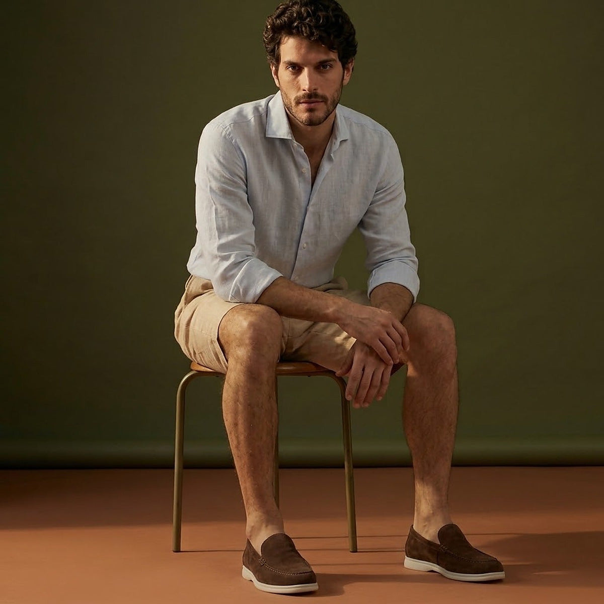 Anzio Loafer Light Brown, worn with linen, on a stool