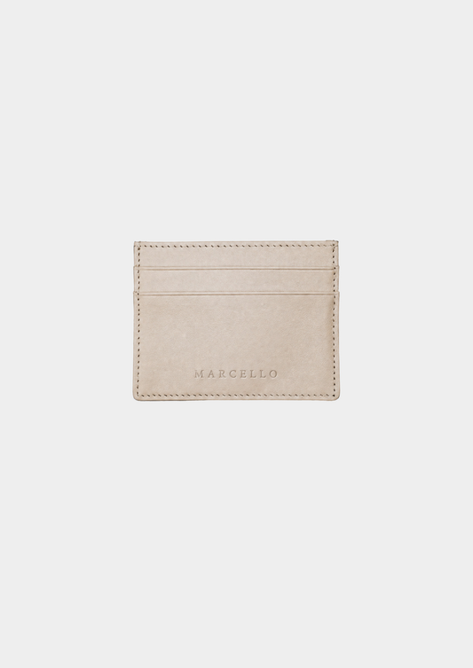 Porte-cartes essentiel en cuir de veau taupe, vue de face avec marquage Marcello Atelier en relief