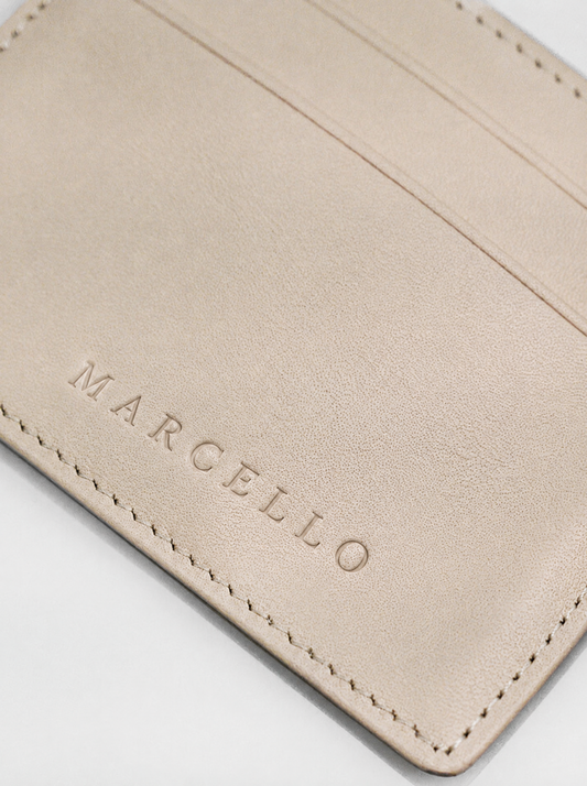 Gros plan du gaufrage Marcello Atelier sur cuir de veau taupe